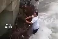 大樹卡住河道致洪水上漲 村干部在齊腰激流中砍樹2小時