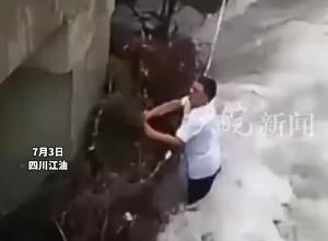 大树卡住河道致洪水上涨 村干部在齐腰激流中砍树2小时