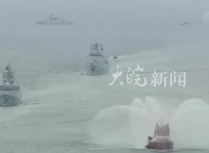 山东舰航母编队访问香港 ，香港特区政府以“水门礼”迎接！

