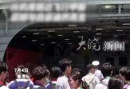 山東艦航母訪港開放日，市民乘升降機從機庫抵達飛行甲板，自豪油然而生！