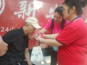 老大爺高溫天等公交時(shí)摔倒  合肥眾多市民伸援手