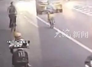 14岁少女遭骑车男疯狂别车，狂追一公里 女孩险些被撞 外卖小哥挺身而出