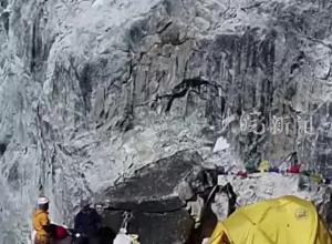 在海拔5900米清运垃圾 中国运载无人机飞上尼泊尔阿玛达布拉姆峰