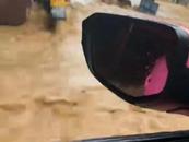 榕江女子挪車(chē)被洪水沖進(jìn)車(chē)庫(kù)自救脫險(xiǎn)，本人回應(yīng)
