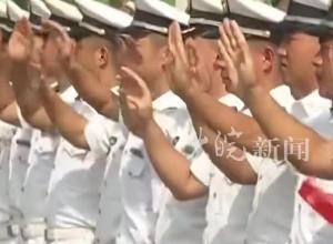 山东舰编队陆续返航离港：市民手持国旗夹道欢送，官兵整齐挥手致意

