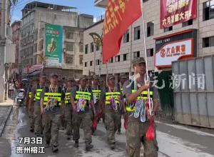 救援队带着乡亲们的爱与感谢离开榕江，嬢嬢们唱着歌谣一路送别，泣不成声