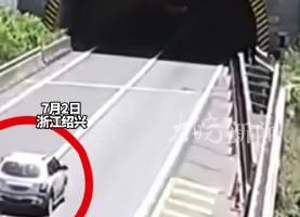 高速上前车突然刹停 司机和乘客身体歪斜 失去意识 司机破窗救出中暑两人