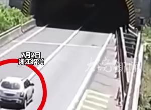 高速上前车突然刹停 司机和乘客身体歪斜 失去意识 司机破窗救出中暑两人