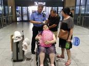 乘客急需轮椅和卧铺，铁路客运员上阵帮忙