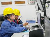 國網阜陽供電公司變電運維人員在控制室執行開關合閘操作對線路沖擊送電
