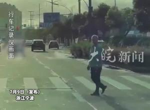 宁波司机斑马线前远远停下礼让 过路老人90°鞠躬表示感谢 