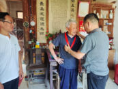歙縣岔口鎮黨委入戶為老黨員頒發“光榮在黨50年”紀念章