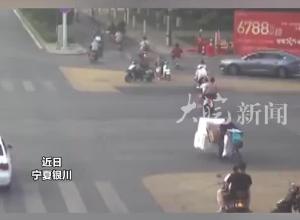 驾驶员未戴头盔骑着电动车任性逆行 路过轿车避让不及 撞上电线杆