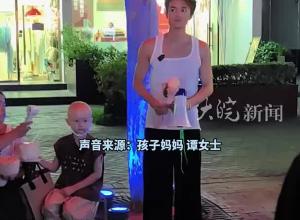 歌手吳克群現身濟南街頭 幫助患癌小朋友賣花治病