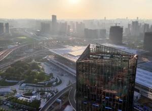 7月3日早上6时许，合肥西站站名标识正式挂牌