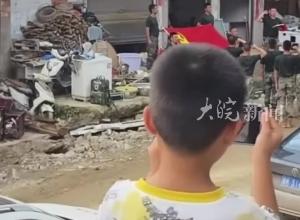 “因为他们在保护我们！”太暖，小朋友拍下了这一幕