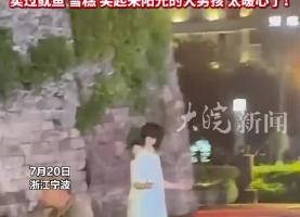 25歲陳立農現身街頭與陌生人擁抱