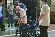 兩位老人乘車(chē)，列車(chē)人員溫情相伴