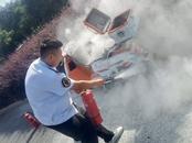 路遇摩托車(chē)著火，他拎起滅火器沖了上去