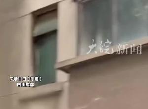 住户家厨房着火 成都59岁保安顺着水管爬楼 徒手砸破窗户灭火