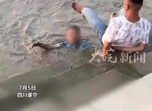 13岁男孩不慎落水，热心路人合力救援！