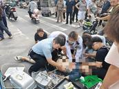 太和一男子当街晕倒  市民医护人员接力施救