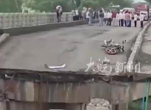 印度一桥梁断裂坍塌 死亡人数升至13人

