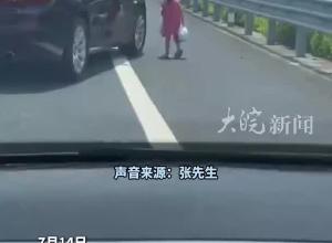 大中午竟遇到四五岁的小姑娘 小小一个在高速出口的车道上跑