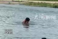 小伙發現游泳的3個小孩少了1個 沖下去潛到水底撈起男孩…….