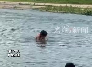 小伙發現游泳的3個小孩少了1個 沖下去潛到水底撈起男孩…….