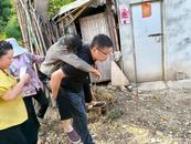 他背起中暑老人一路小跑的样子“真帅”