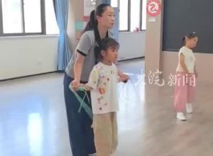 从“墨香书法”到“跃动跳绳” 合肥社区公益暑托班成带娃“好帮手”
