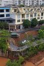 云南文山一沿河路面發生塌方 當地回應：被困車輛已被拖離，13戶居民已安全撤離