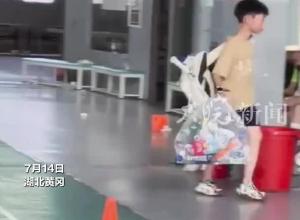 10岁男孩上完羽毛球课，大方地拎着一袋空瓶子回家 