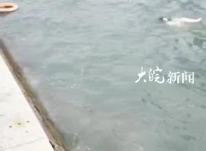  女生青岛游玩被卷入海中 安徽57岁女子跳海救人