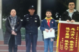 小學(xué)生撿到8萬多現(xiàn)金 媽媽拒絕失主紅包要了封感謝信