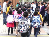 小學(xué)一年級(jí)書(shū)包超6斤 課業(yè)減負(fù)先從書(shū)包減重開(kāi)始