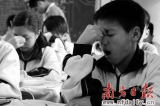 不到两成中学生能睡够8小时 怎样才能让孩子睡足睡好