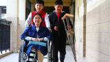 女教师坐轮椅上课  学生抢着做“护工”