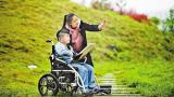 輪椅上的孩子說“要上學(xué)” 于是家中出現(xiàn)了24位老師