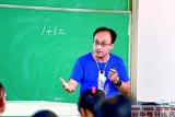 武大哲学教授走红 曾在黑暗中讲课两小时无人离开