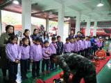 育新小学:孩子们进行校外消防安全知识教育