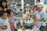 霍山職業(yè)學(xué)校組織開展親子制作蛋糕活動