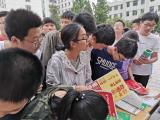 六安二中2019屆實驗班畢業(yè)生向?qū)W弟學(xué)妹贈書 都是復(fù)習(xí)資料和備考筆記