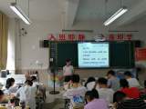 皖西中学英语教师吴莉不慎摔伤手臂 打着石膏坚持上课