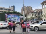 合肥市翡翠学校：礼让斑马线 守法文明行