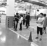 不用日晒雨淋  这所小学地下接送中心让人羡慕