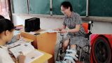 95后女老师坐轮椅上课 摔伤左腿仍放不下学生