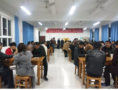 東至至德小學(xué)舉行“郵政杯”摜蛋比賽