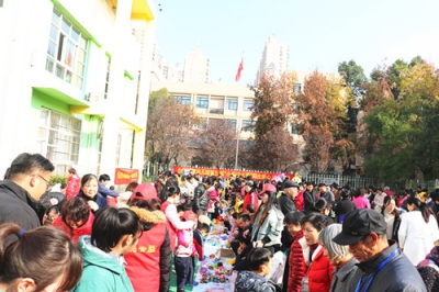 合肥朝霞幼兒園舉行“小手傳大愛(ài)”義賣活動(dòng)